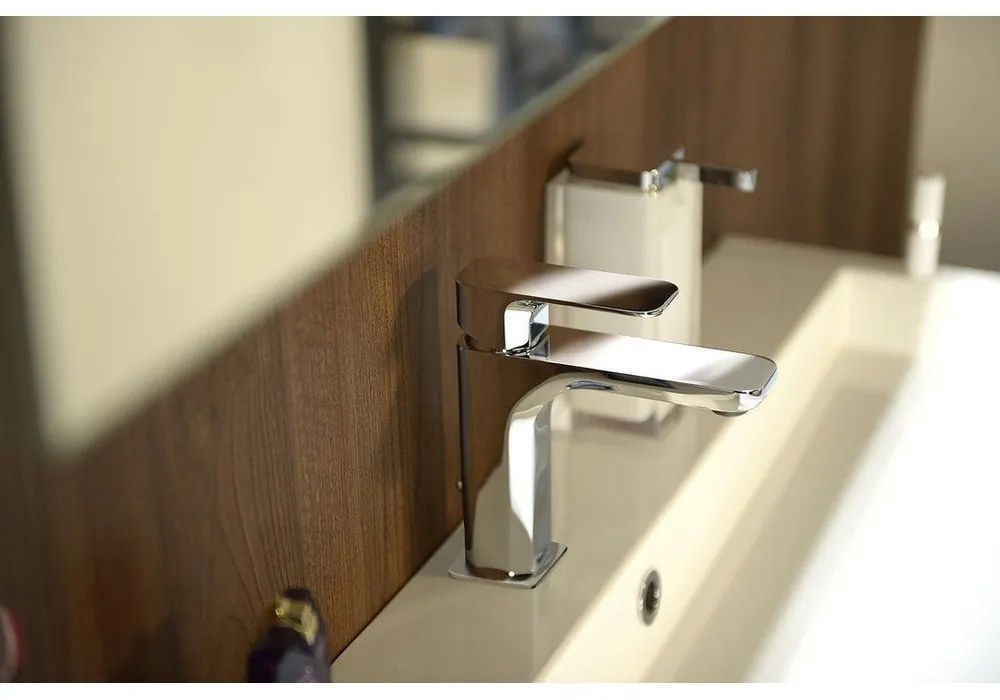 Rubinetto per lavandino in argento lucido verticale Spy – Sapho