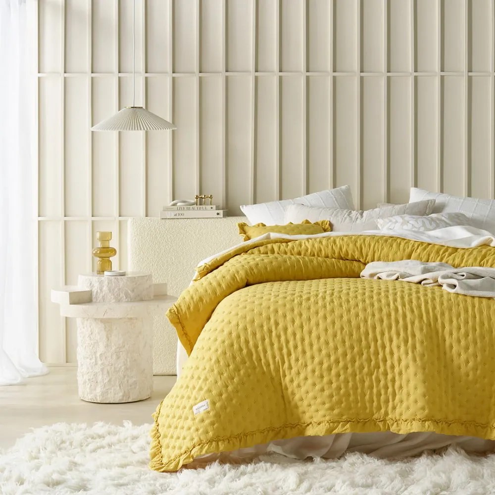 Copriletto moderno giallo Molly con volant 170 x 210 cm