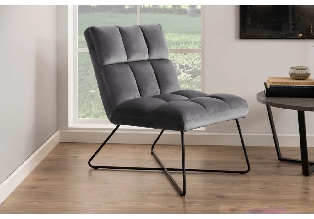 Poltrona grigia con rivestimento in velluto Alba – Actona