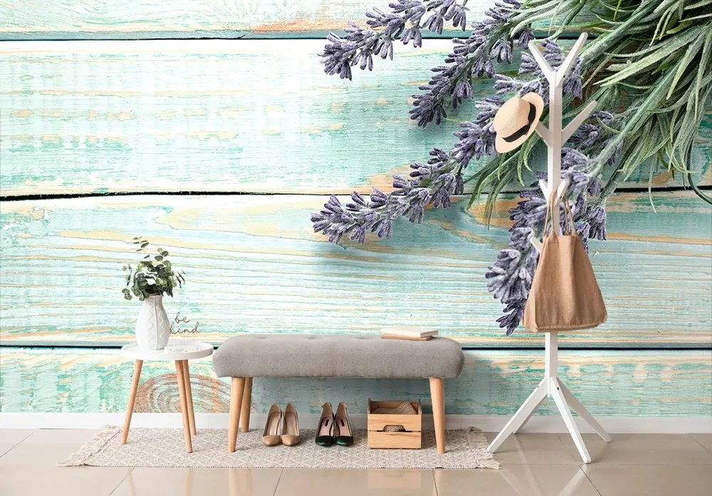 Carta da parati – Lavanda su sfondo di legno