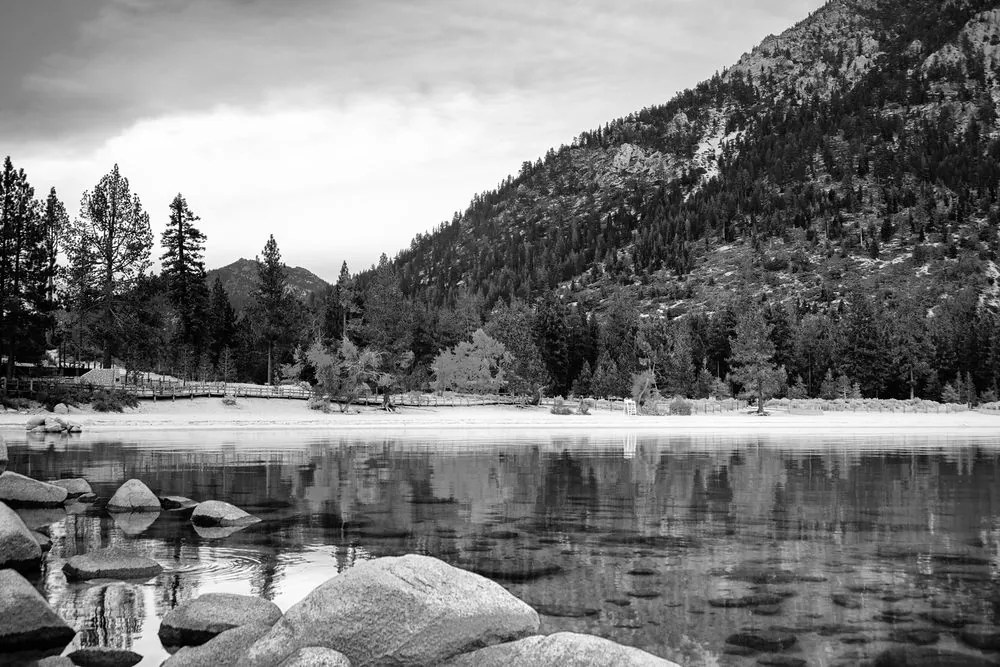 Stampa su tela – Lago in una natura stupenda in bianco e nero