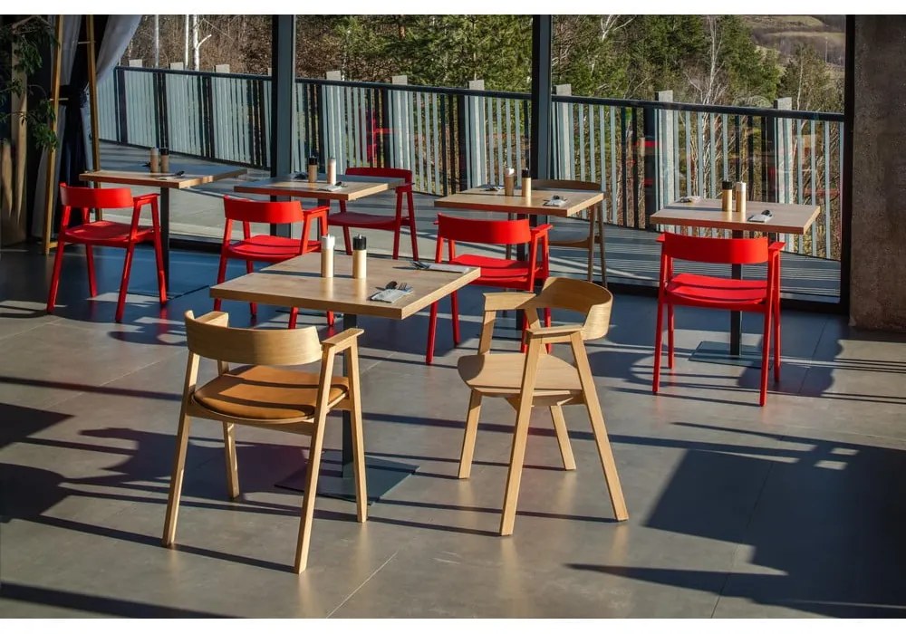 Sedia da pranzo di colore naturale in rovere massiccio con braccioli Flip – Gazzda