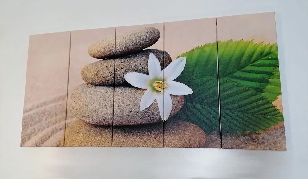 Quadri 5 pezzi – Fiore bianco e pietre nella sabbia