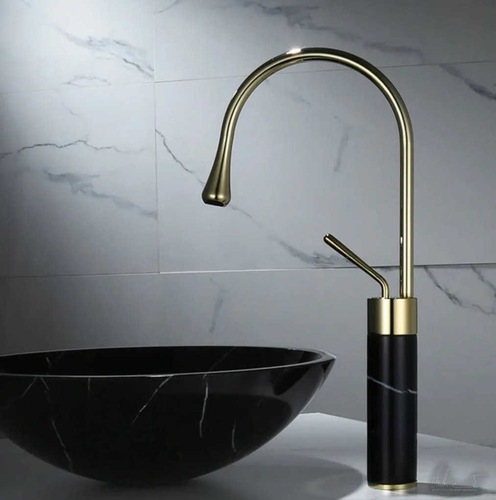 Miscelatore per lavabo EYN BF0954 da piano in ottone con bocca girevole, in più finiture tra cui oro spazzolato — Oro spazzolato - marmo nero — 48 cm