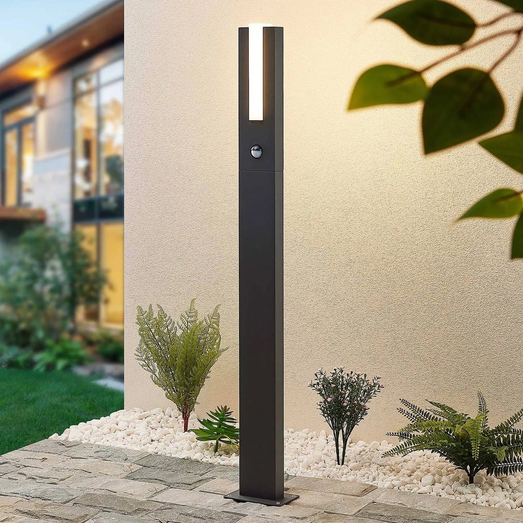 Lucande Lampione a LED Virgalia, 100 cm, nero, sensore