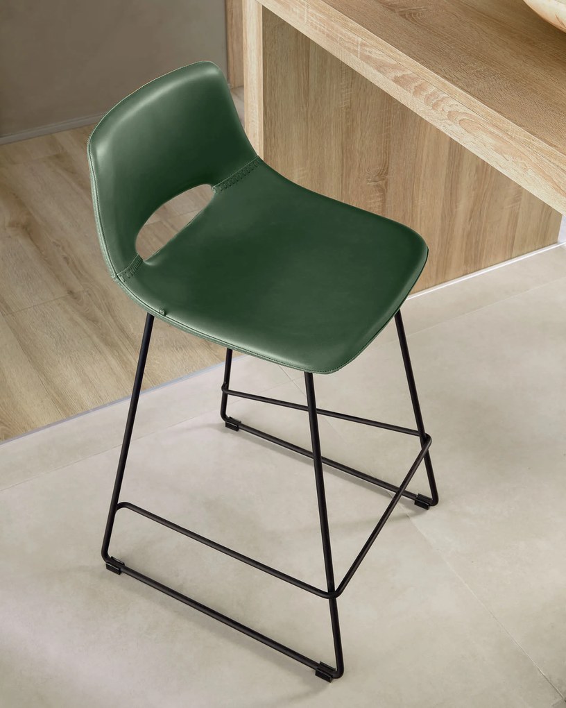 Kave Home - Sgabello Zahara in pelle sintetica verde altezza 76 cm