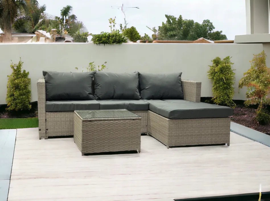 Set in rattan beige con tavolo e cuscini grigi