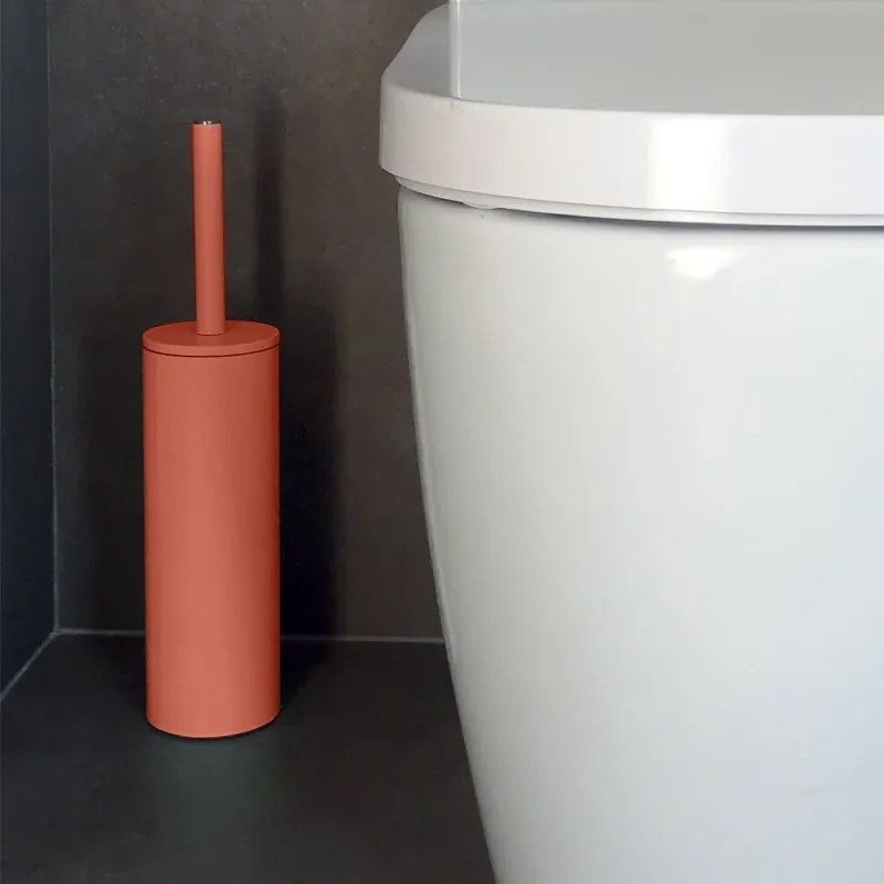 Portascopino d'appoggio in acciaio color terracotta opaco con scopino in setole nere removibile Axin