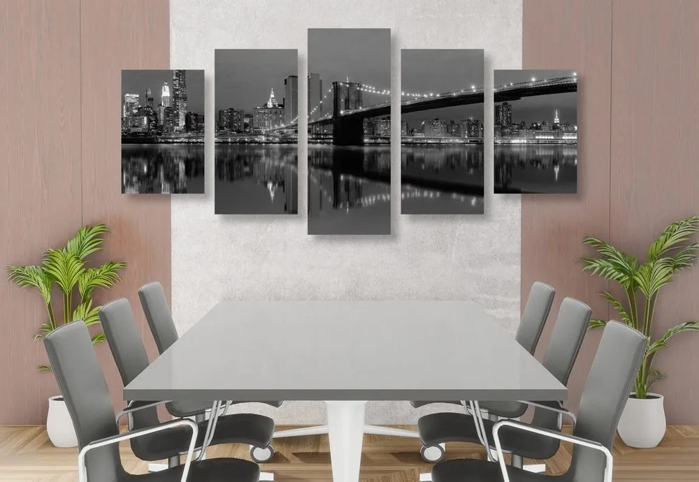Quadri 5 pezzi – Riflesso di Manhattan nell'acqua in bianco e nero