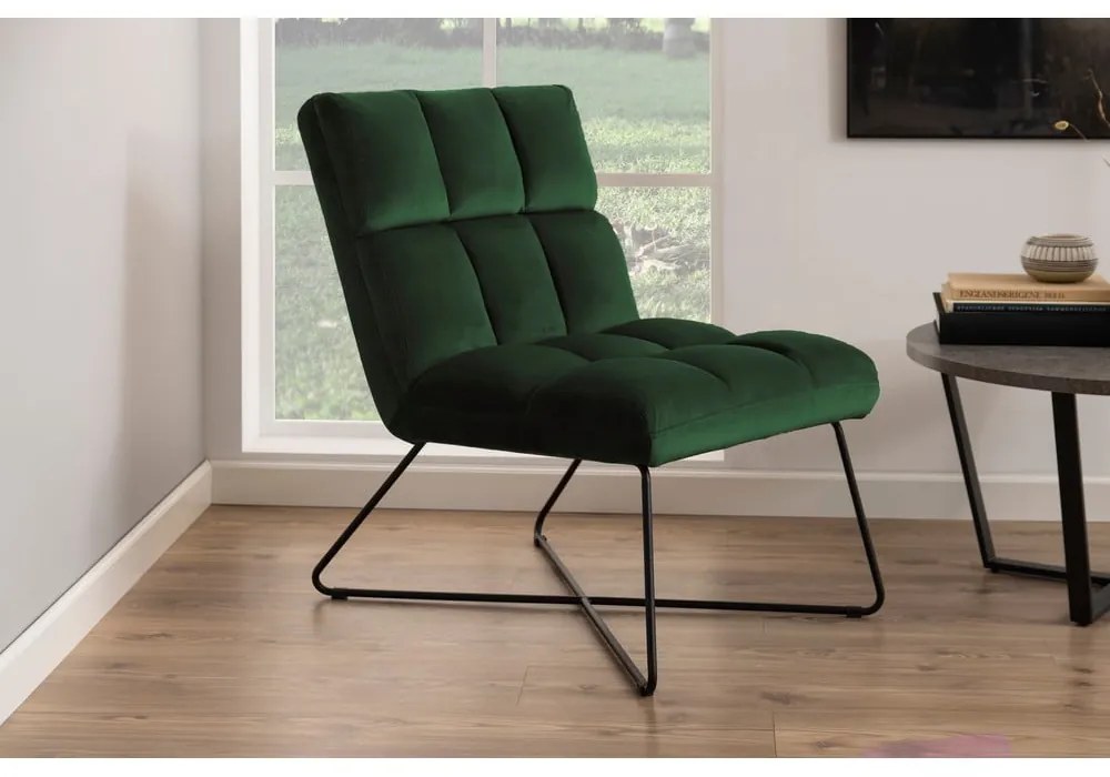 Poltrona verde con rivestimento in velluto Alba – Actona