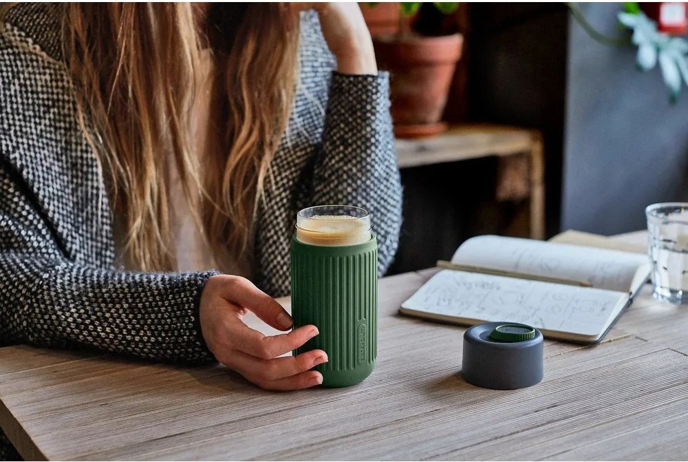 Tazza da viaggio verde in vetro 340 ml – Black + Blum
