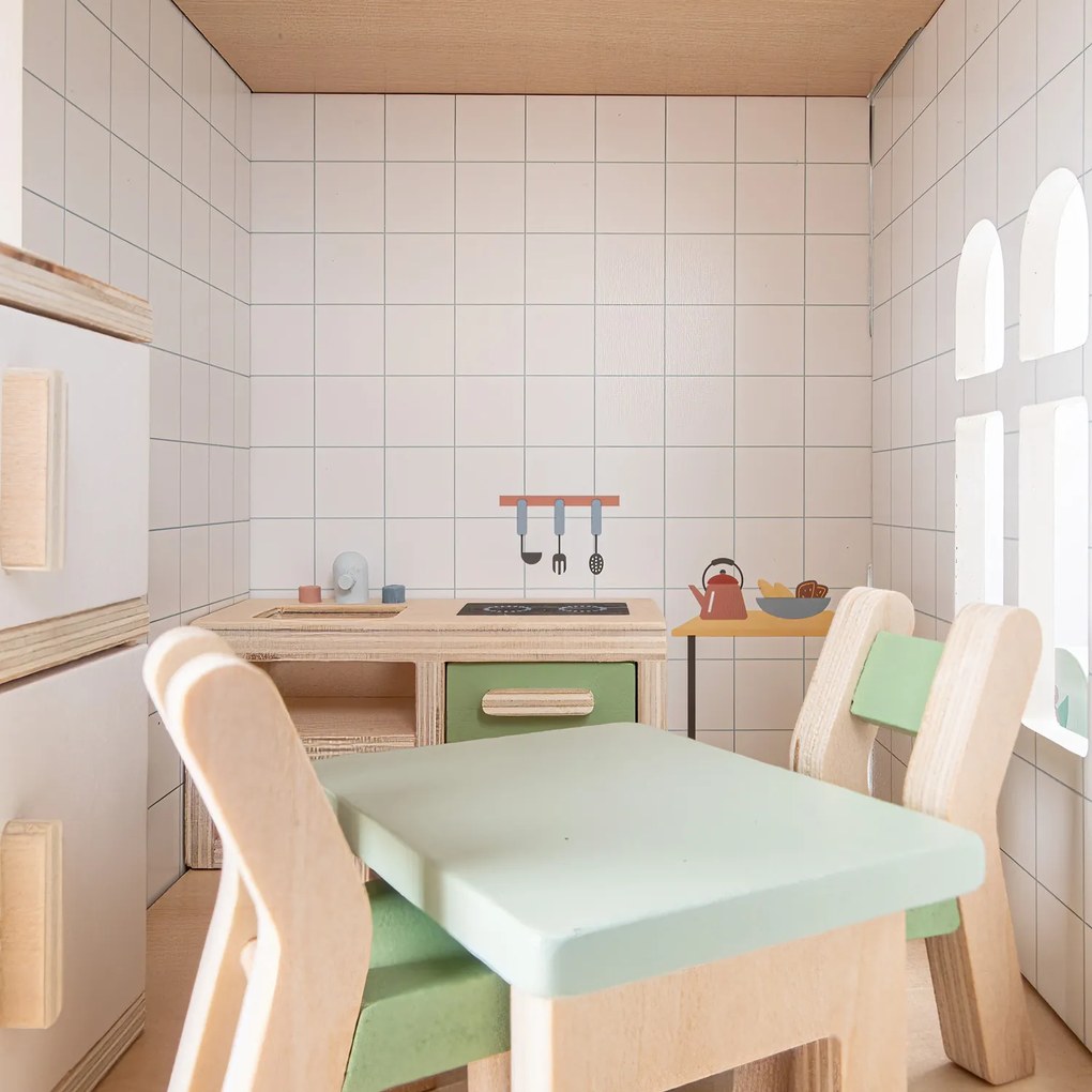 Casa delle bambole in legno con arredamento