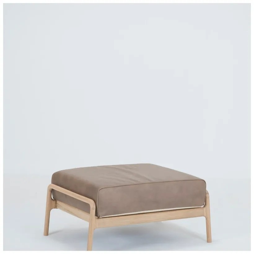 Poggiapiedi in pelle di bufalo marrone chiaro con struttura in rovere massiccio Fawn - Gazzda