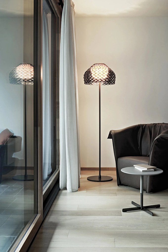 Flos Tatou Floor Lampada H.180 cm da pavimento a luce diffusa in policarbonato Grigio Ocra