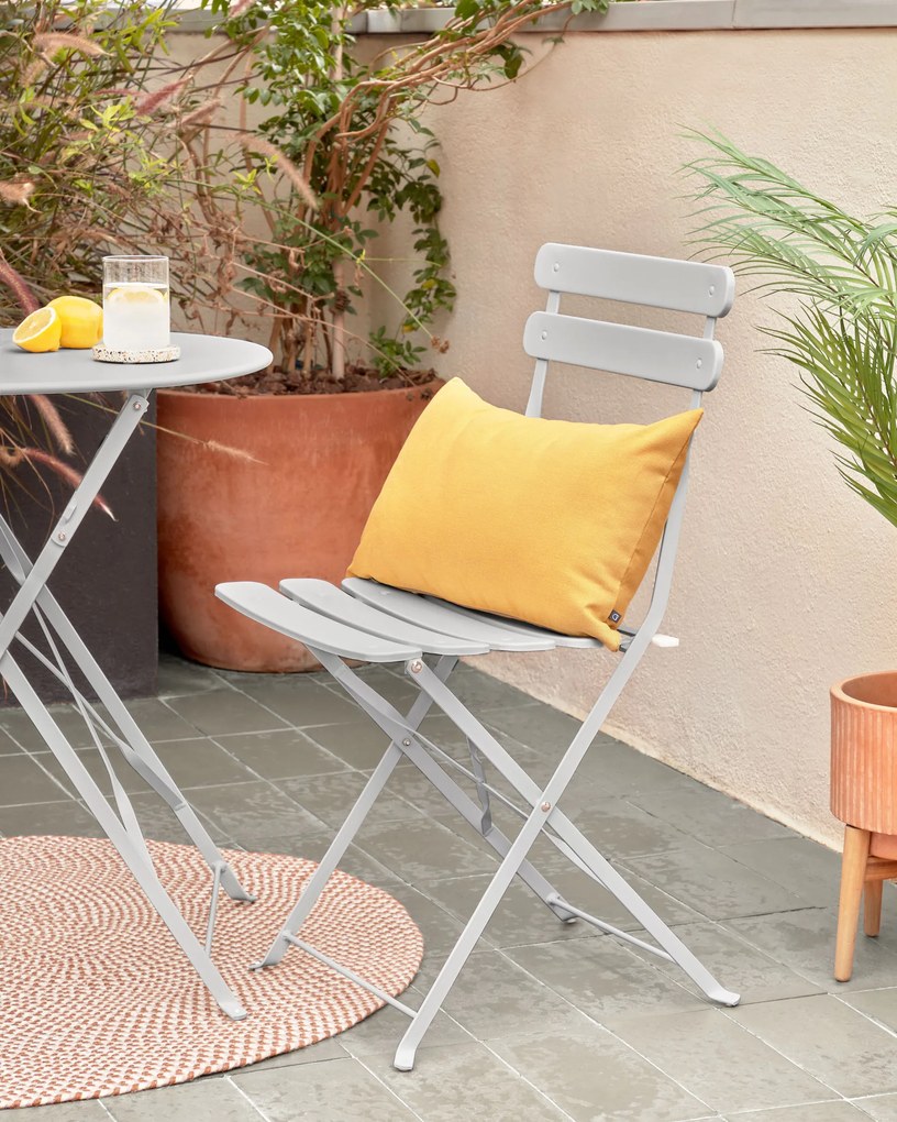 Kave Home - Set da esterno Beryl con tavolo e 2 sedie pieghevoli in metallo grigio chiaro