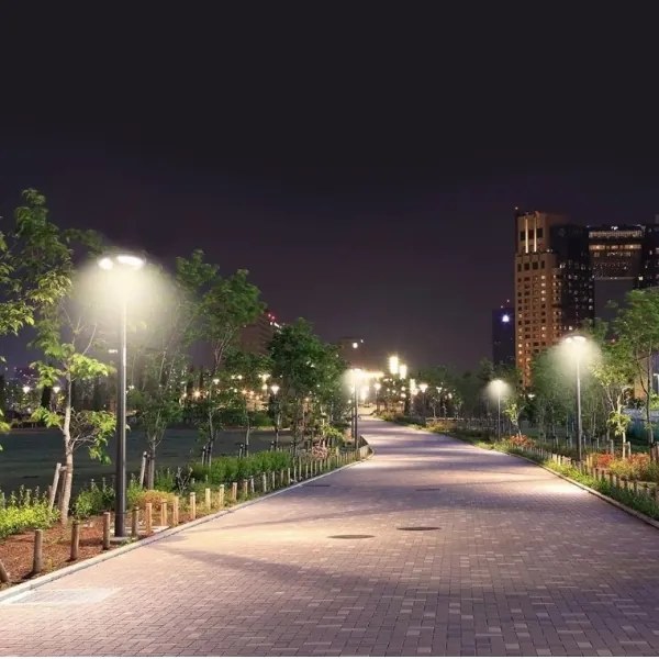 Asta metallica con supporto per lampada solare 3 m