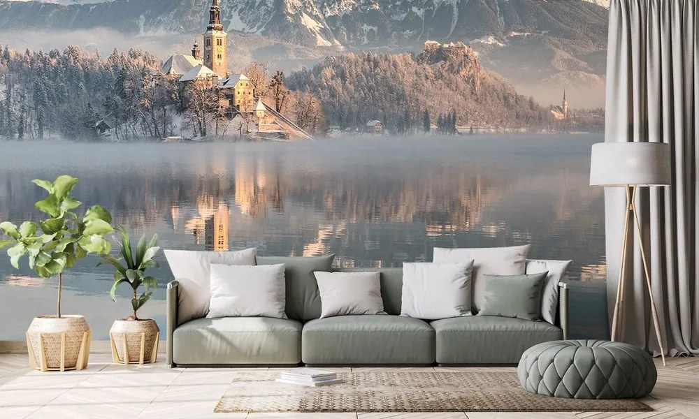 Carta da parati autoadesiva – Chiesa al lago di Bled in Slovenia