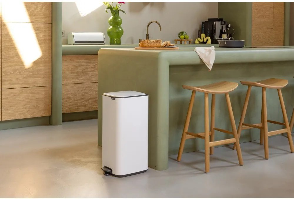 Cestino per la spazzatura bianco in acciaio con pedale 30 l Bo – Brabantia