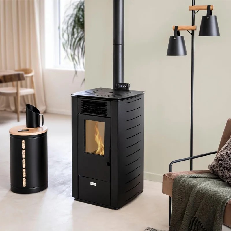 Stufa a pellet ventilata EQUATION Hella 7 KW nera
