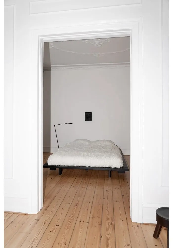 Letto matrimoniale nero in legno di pino con griglia 140x200 cm Japan - Karup Design