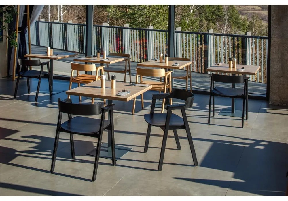 Sedia da pranzo nera in rovere massiccio con braccioli Flip – Gazzda