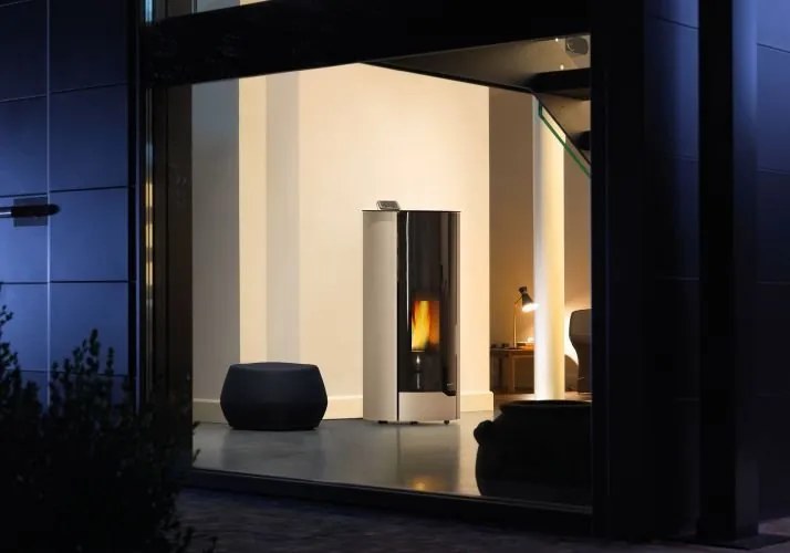 Stufa A Pellet Ecofire ad Aria con porta in vetro stondata acciaio bianco Palazzetti Nina 8