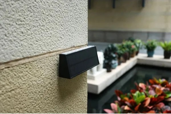 Viking - Lampada da parete solare a LED 1,3W/3,7V IP44 4000K 2000 mAh