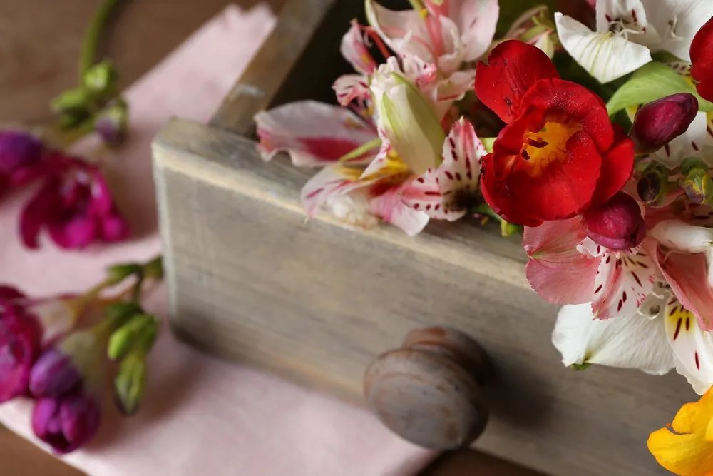 Quadro su tela – Composizione di fiori primaverili in cassetto di legno
