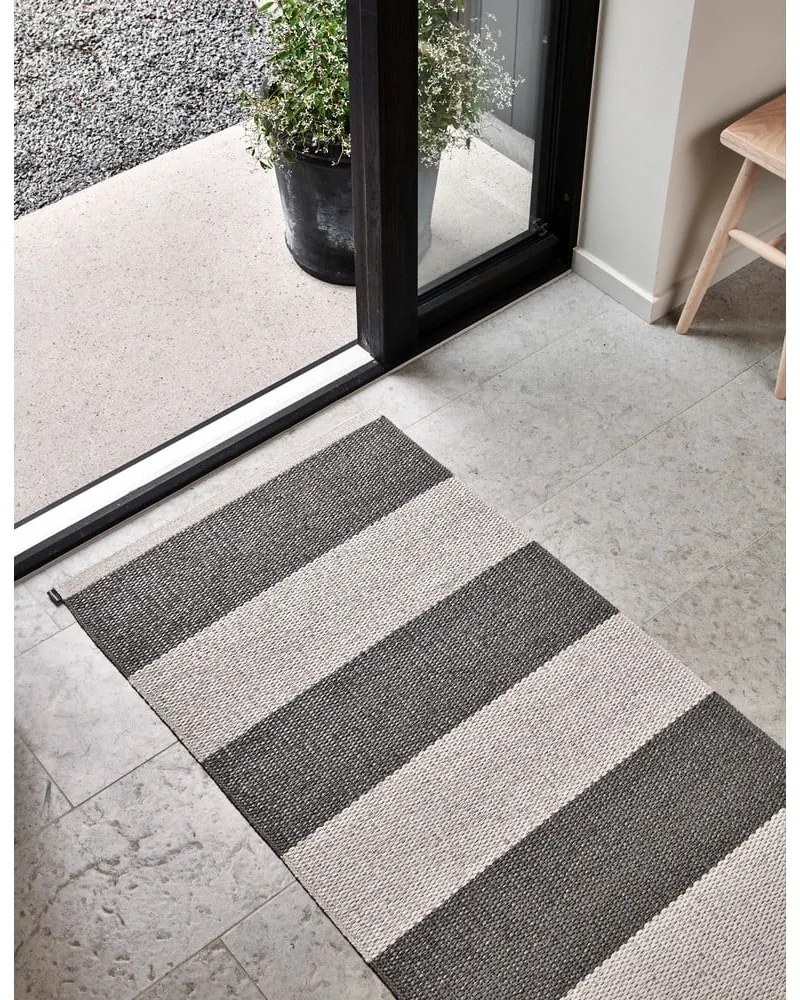 Passatoia da interno/esterno color antracite/color crema 70x225 cm Bob Charcoal Linen – Pappelina