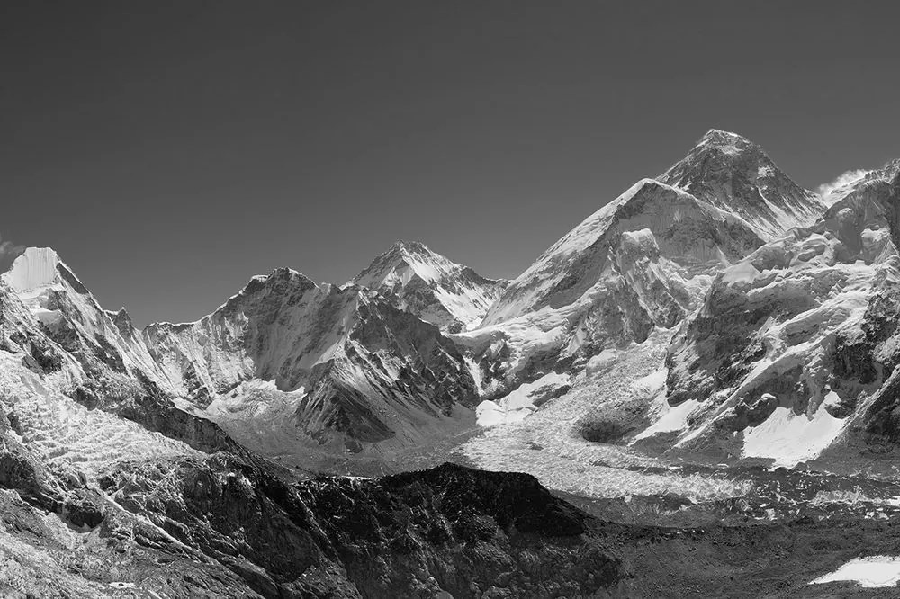 Carta da parati autoadesiva – Montagne innevate in bianco e nero