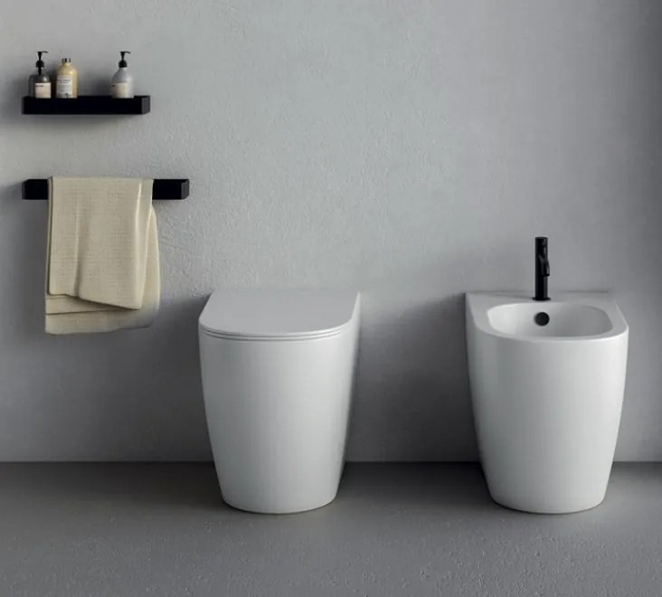 Coppia sanitari a terra bidet e wc senza brida scarico a parete con sedile soft close termoindurente bianco lucido Pin Nic Design