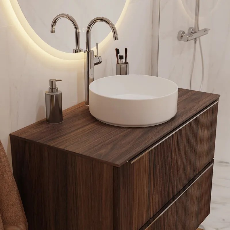 Mobile bagno sospeso Neo Groove L 91 x H 68 x P 49 cm, 2 cassetti con maniglia cromo, top e lavabo da appoggio Studio in ceramica bianco opaco inclusi, noce cannettato