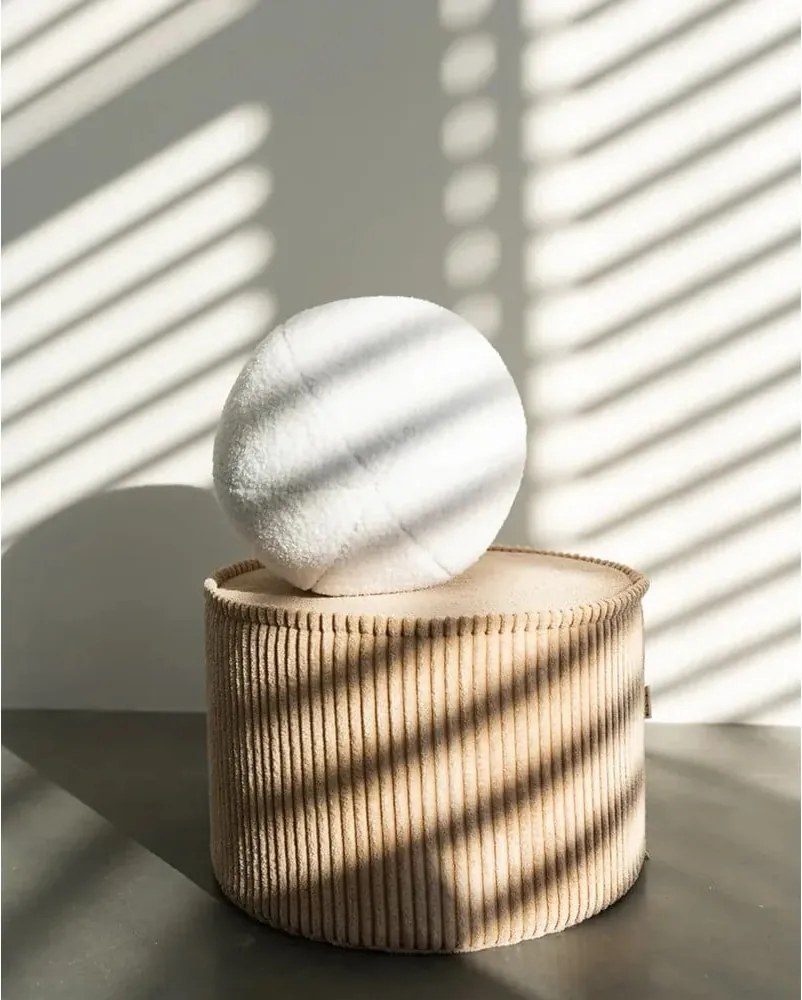 Cuscino per divano da bambini color crema con rivestimento in bouclé Ball – Wigiwama