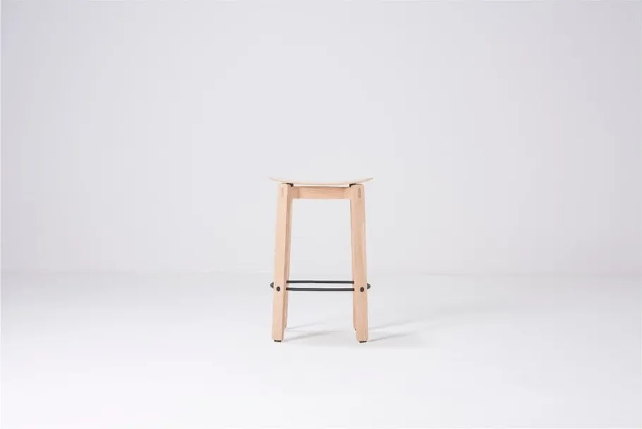 Sedia da bar di colore naturale in rovere massiccio (altezza della seduta 65 cm) Nora – Gazzda