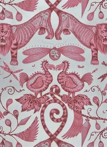 Clarke & Clarke Carta da parati Extinct - Magenta
