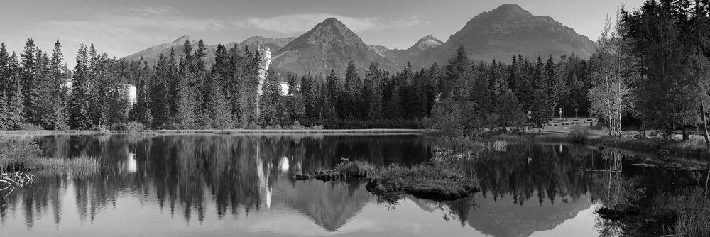 Quadro su tela – Magnifico panorama montano sul lago in bianco e nero