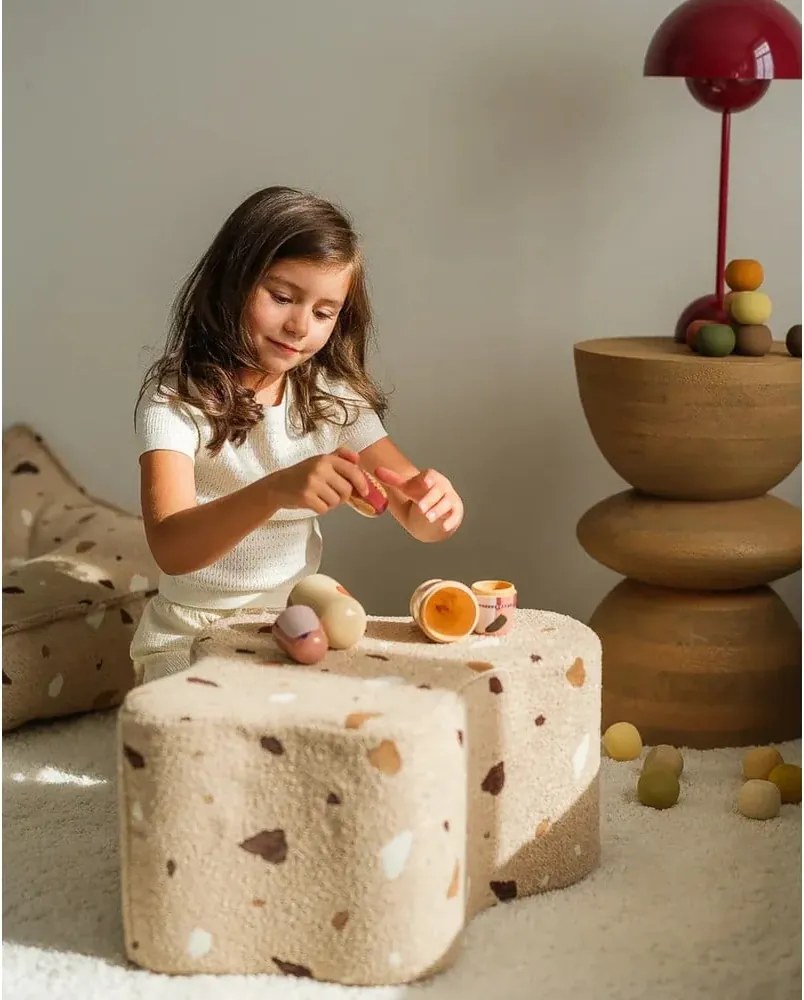 Pouf per bambini marrone chiaro con rivestimento in bouclé e ciniglia Terrazzo Cloud – Wigiwama