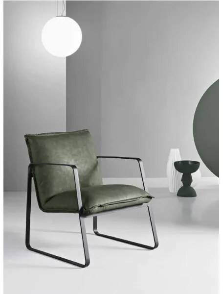Poltrona in ecopelle imbottita con struttura in metallo CESCA VERDE