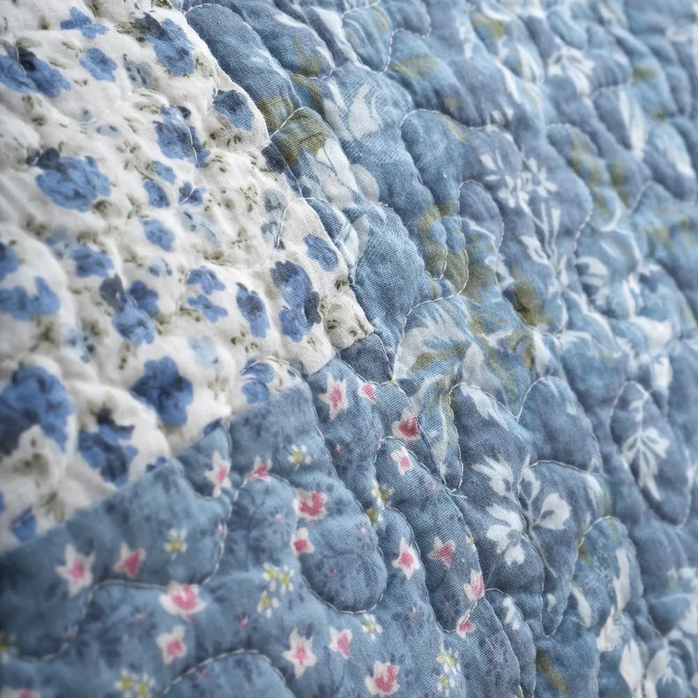 Copriletto trapuntato in cotone blu 220x230 cm Floral Patchwork - Bianca