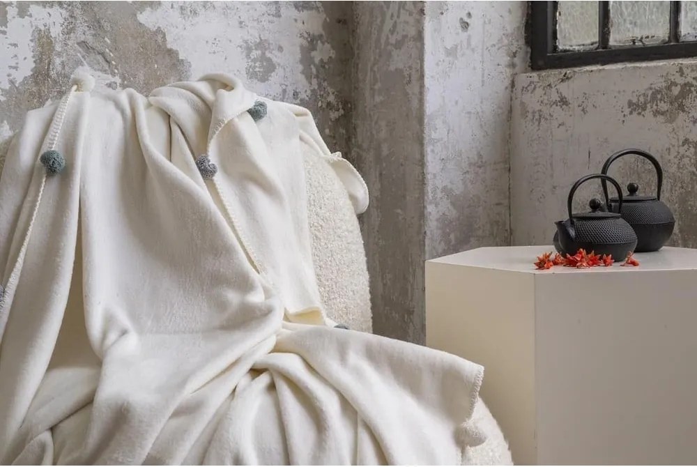 Copriletto color crema in vello 150x200 cm Pom Pom – Mijolnir