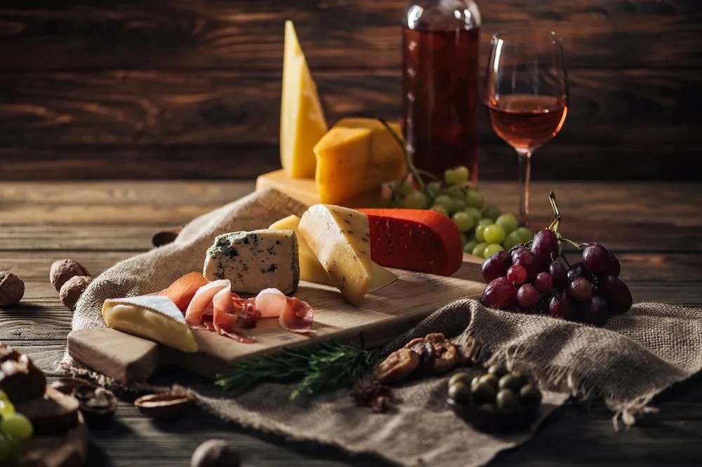 Carta da parati autoadesiva – Variazioni di formaggio su tavola