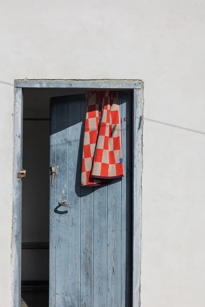 Asciugamano tipo terry arancione/beige in cotone organico 50x90 cm Retro – Mette Ditmer Denmark