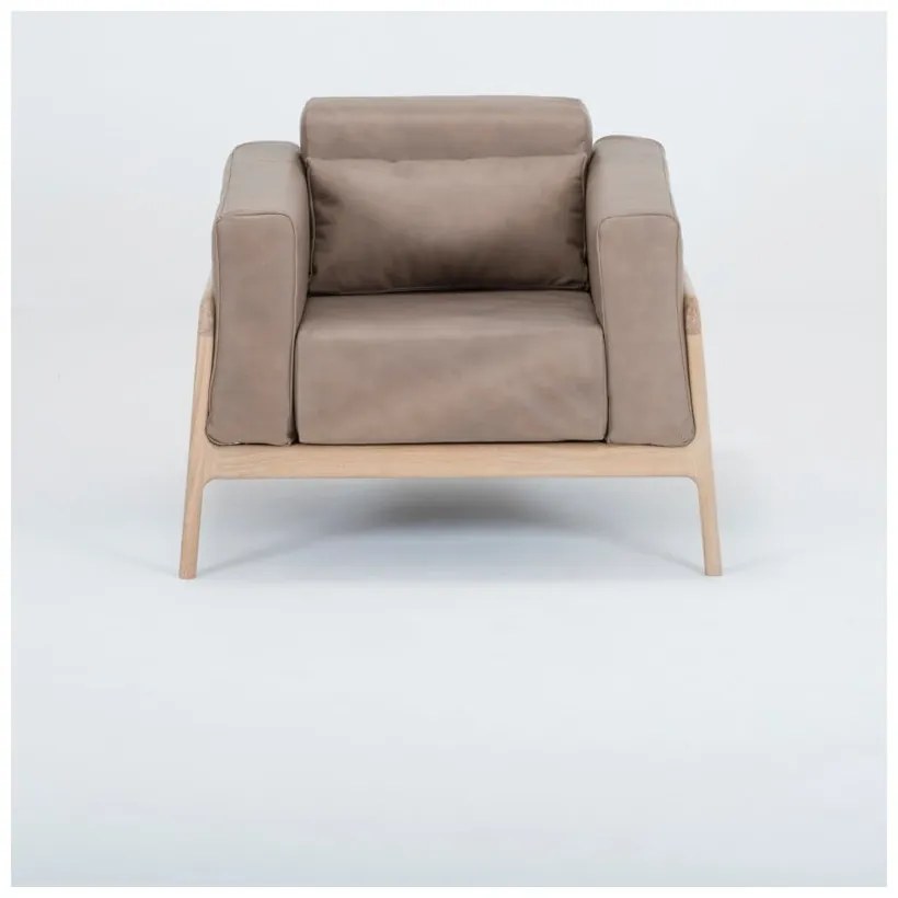 Poltrona in pelle di bufalo marrone chiaro con struttura in rovere massiccio Fawn - Gazzda