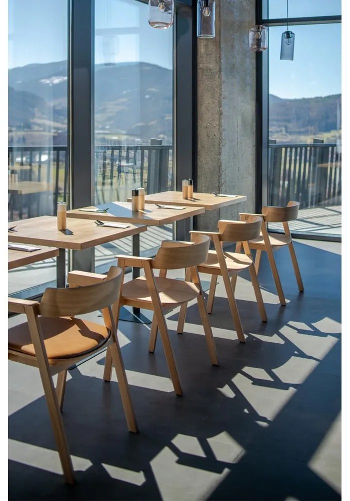 Sedia da pranzo di colore naturale in rovere massiccio con braccioli Flip – Gazzda