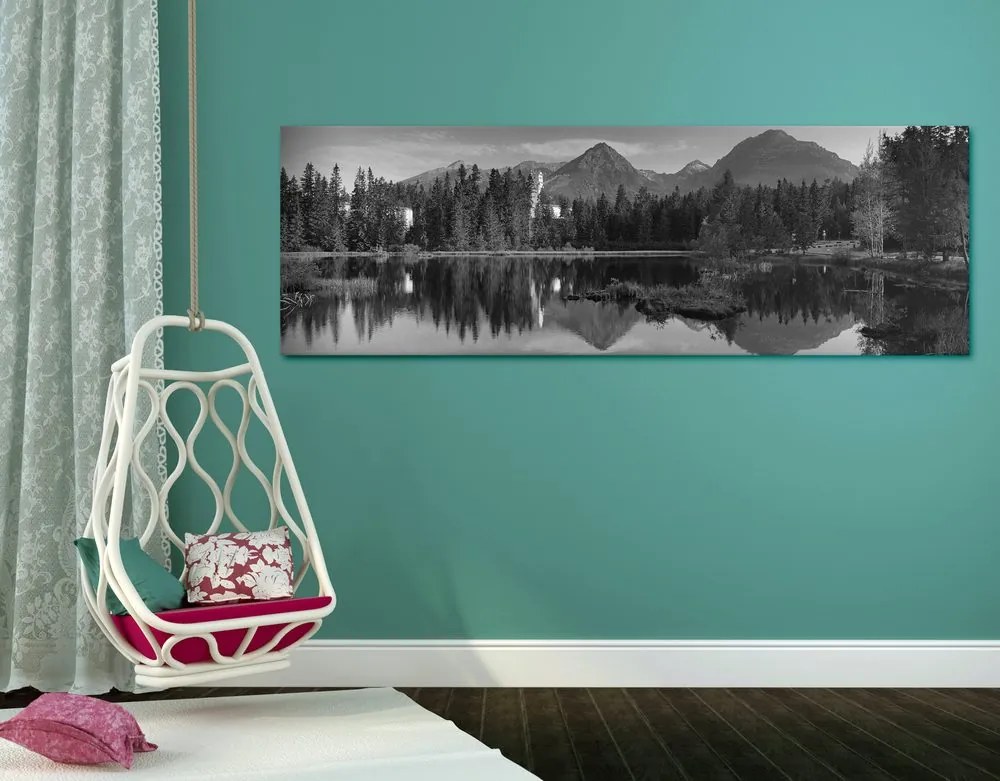 Quadro su tela – Magnifico panorama montano sul lago in bianco e nero