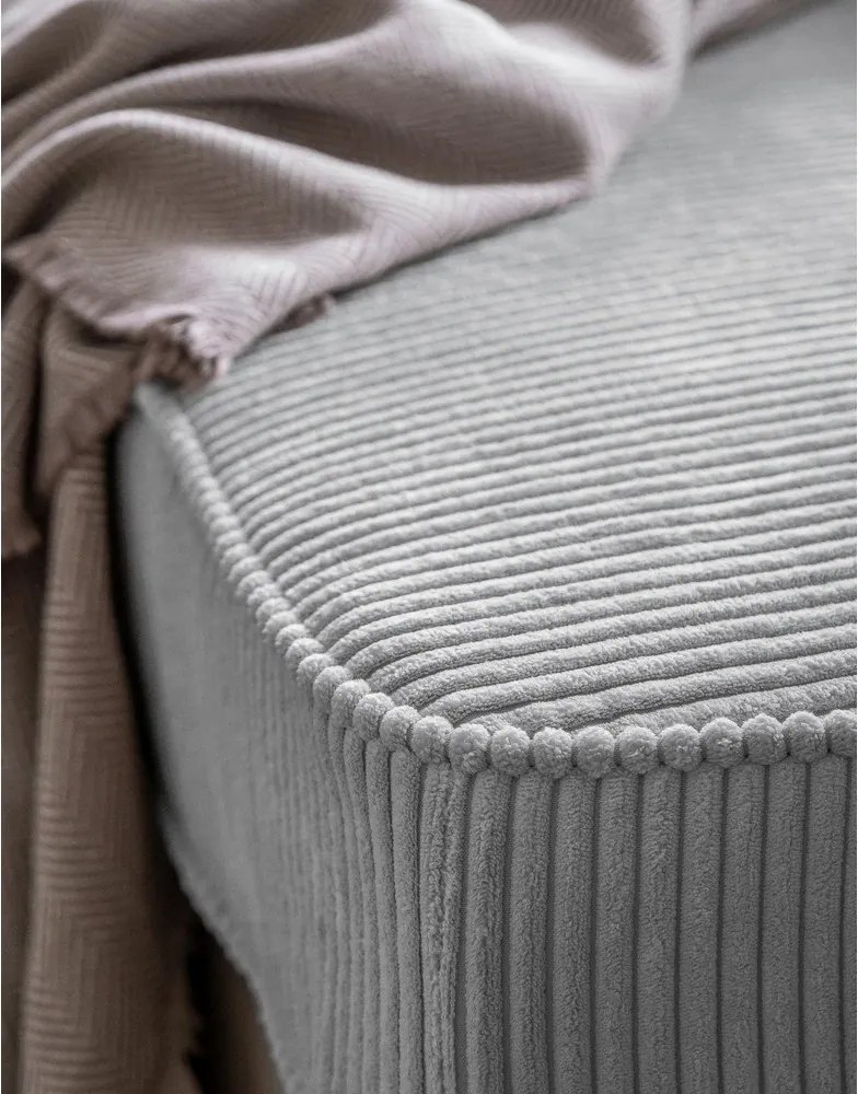 Chaise longue grigio chiaro (con penisola a sinistra) con rivestimento in velluto a coste Chic Charlotte – Miuform