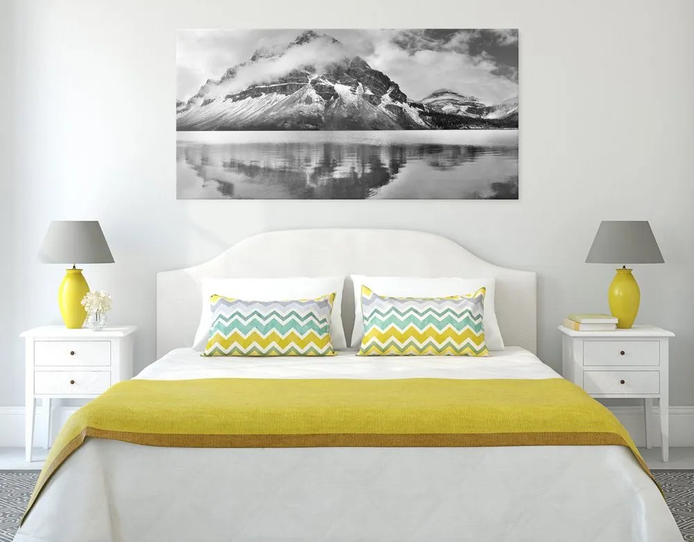 Quadro su tela – Lago vicino a una splendida montagna in bianco e nero