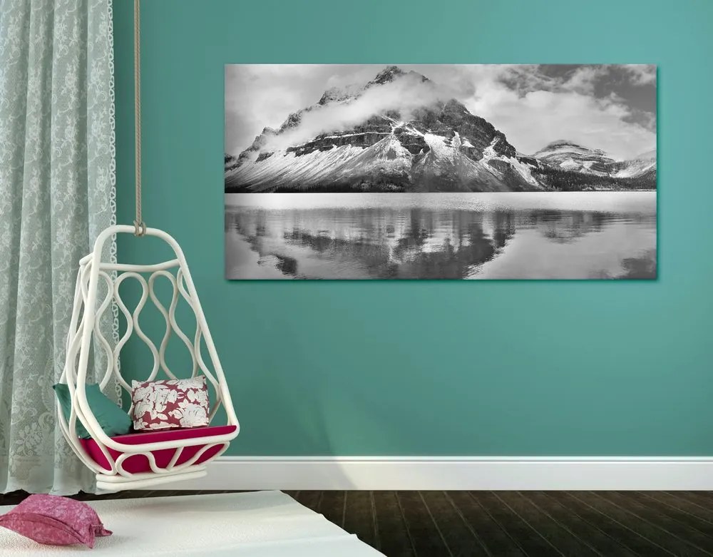 Quadro su tela – Lago vicino a una splendida montagna in bianco e nero