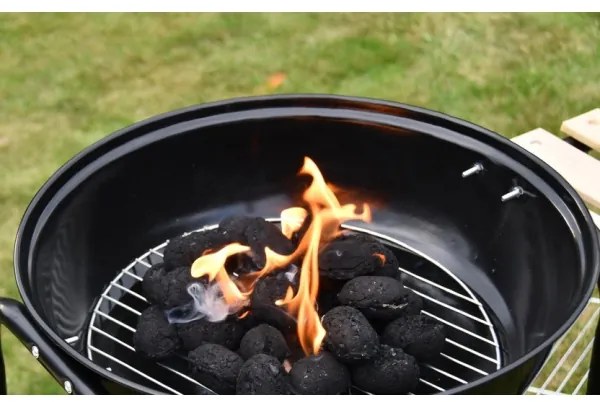 Griglia a carbone portatile nera/legno