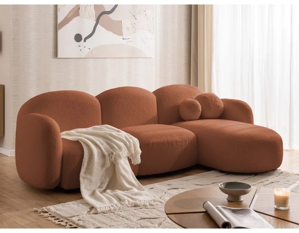 Divano angolare color terracotta (con penisola a destra/con chaise lounge) con rivestimento in bouclé Orbit – Ropez